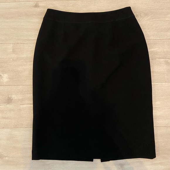 D'Oraz - Size 12 - Simple black high waisted skirt with textured design - Picture 2 of 10